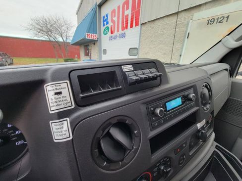 Used 2022 Ford E-350 and Econoline 350 Super Duty image 18