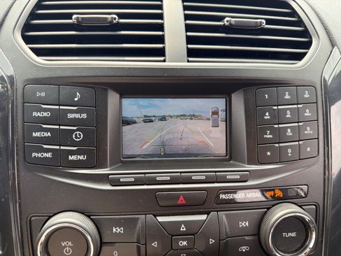 Used 2018 Ford Explorer XLT FWD image 24