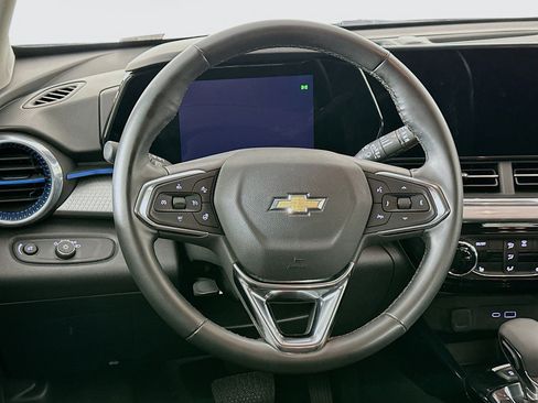 Used 2025 Chevrolet Trax LT FWD image 17
