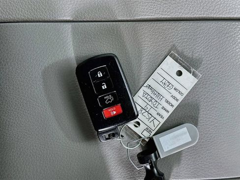 Used 2019 Toyota Highlander XLE AWD/4WD image 33