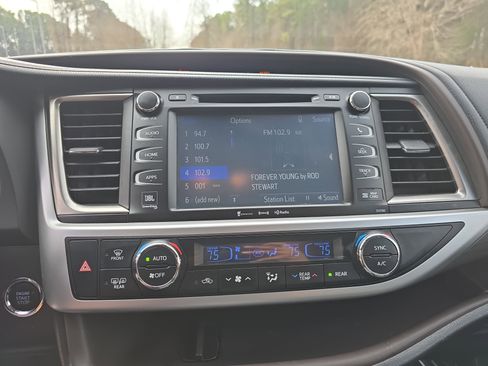 Used 2018 Toyota Highlander Limited image 22