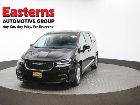 Used 2023 Chrysler Pacifica Touring-L image 53