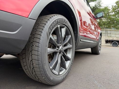 Used 2019 Ford Explorer XLT w/ Equipment Group 202A AWD/4WD image 7