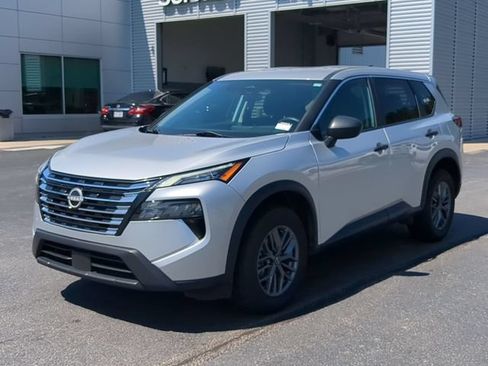 Used 2024 Nissan Rogue S FWD image 7