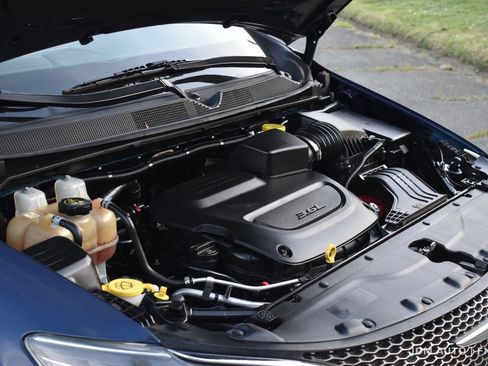 Used 2020 Chrysler Pacifica Touring-L FWD image 33