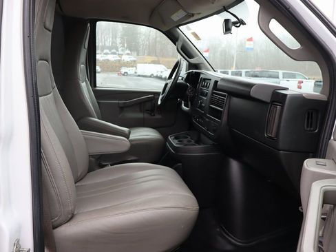 Used 2018 Chevrolet Express 2500 Extended image 18