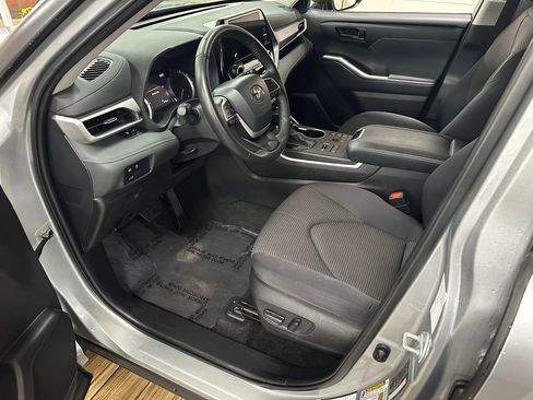 Used 2024 Toyota Highlander LE AWD/4WD image 9
