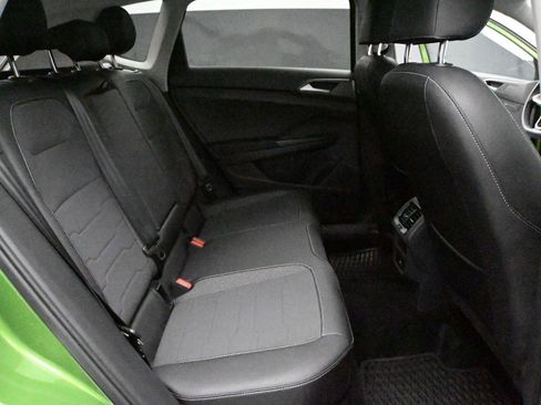 Certified 2025 Volkswagen Taos SE image 19