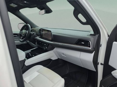 Used 2025 Chevrolet Tahoe Premier AWD/4WD image 27