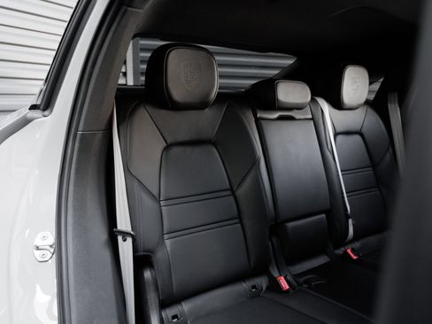 Certified 2023 Porsche Cayenne Platinum Edition AWD/4WD image 32