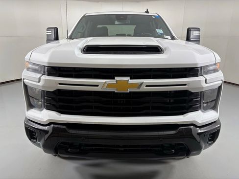 Used 2025 Chevrolet Silverado 2500 Custom w/ Custom Value Package image 4