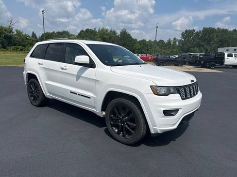Used 2018 Jeep Grand Cherokee Laredo AWD/4WD image 4