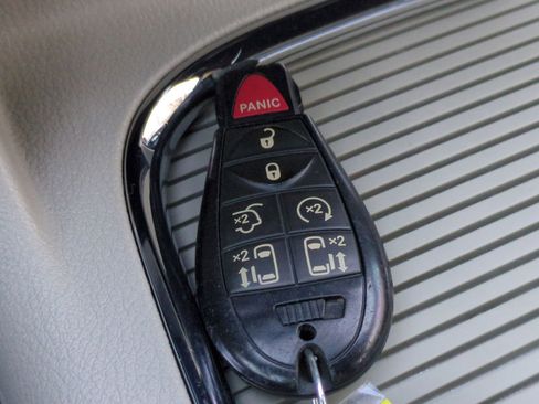 Used 2017 Dodge Grand Caravan SXT image 37