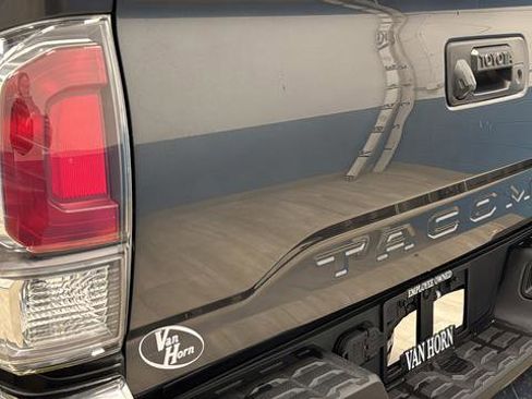 Used 2022 Toyota Tacoma TRD Off-Road AWD/4WD image 34