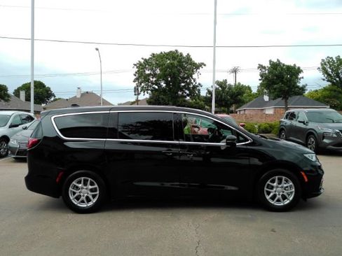 Used 2026 Chrysler Pacifica Select FWD image 5
