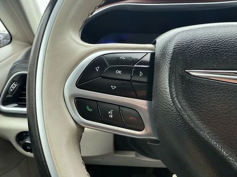 Used 2020 Chrysler Pacifica Limited image 38