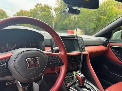 Used 2017 Nissan GT-R Premium w/ Premium Interior Package image 35