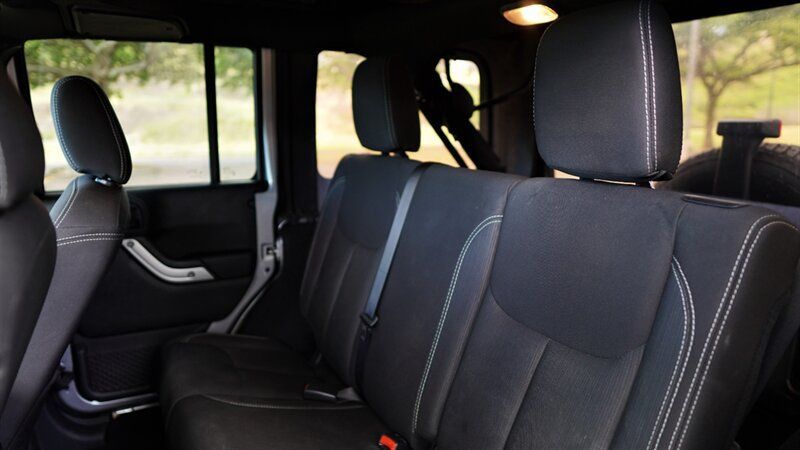 Used 2018 Jeep Wrangler Unlimited Sahara w/ Connectivity Group AWD/4WD image 13