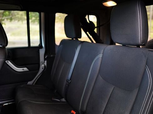 Used 2018 Jeep Wrangler Unlimited Sahara w/ Connectivity Group AWD/4WD image 13