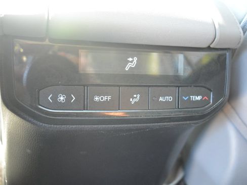 Used 2022 Toyota Highlander XLE AWD/4WD image 24