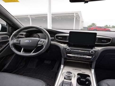 Used 2020 Ford Explorer XLT w/ Equipment Group 202A AWD/4WD image 13