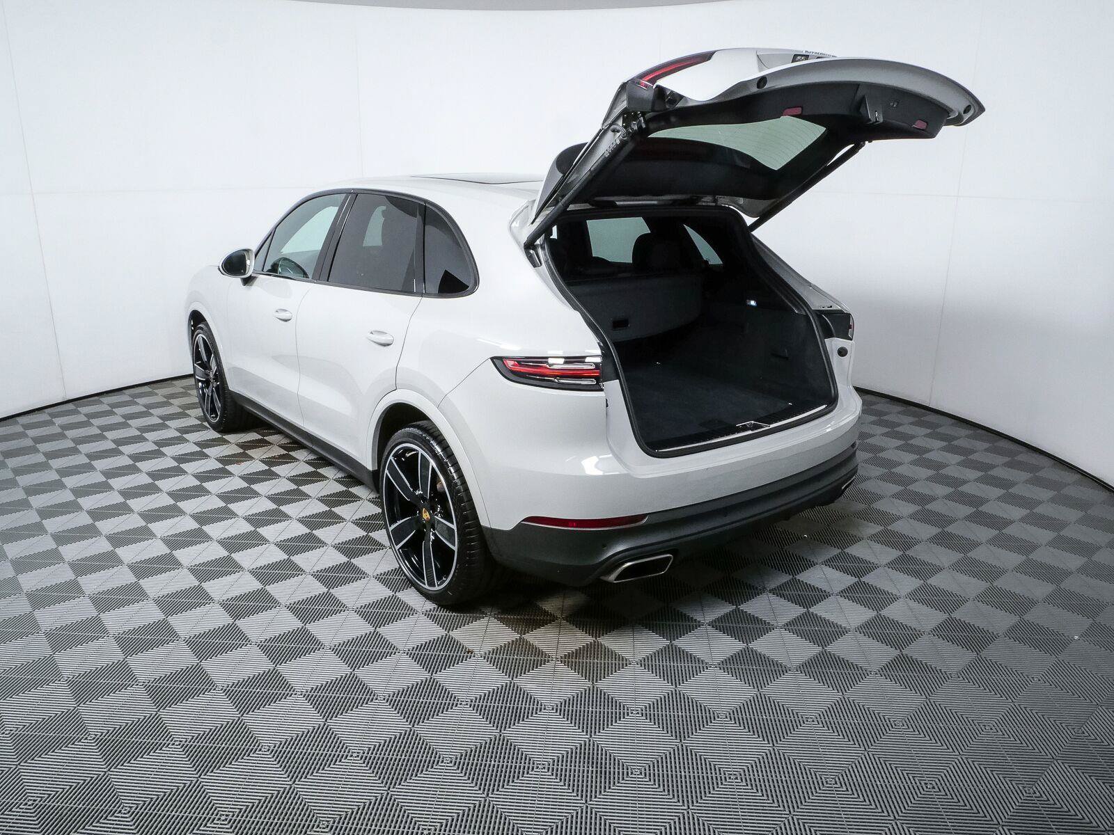 Certified 2023 Porsche Cayenne AWD/4WD image 34
