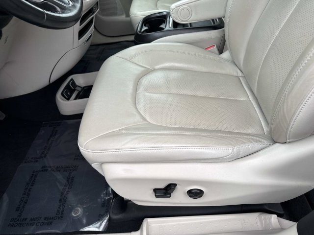Used 2020 Chrysler Pacifica Touring-L FWD image 15