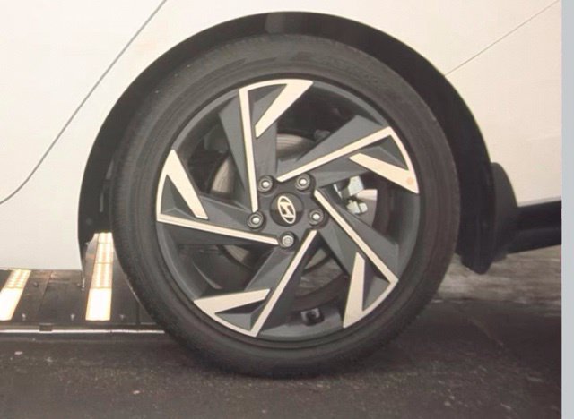Used 2025 Hyundai Elantra Limited FWD image 19