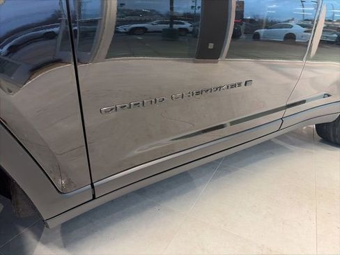 Used 2024 Jeep Grand Cherokee Limited w/ Black Appearance Package image 39