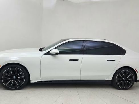 Used 2023 BMW 740i w/ Executive Package image 3