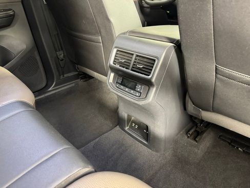 Used 2025 Volkswagen Atlas SEL AWD/4WD image 44