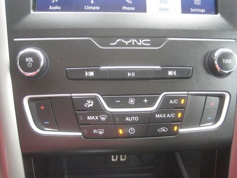Used 2020 Ford Fusion SE FWD image 21