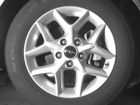 Used 2025 Kia Soul LX w/ LX Technology Package FWD image 13