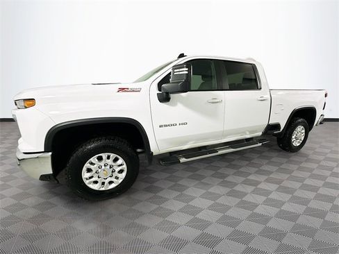 Used 2024 Chevrolet Silverado 2500 LT image 4