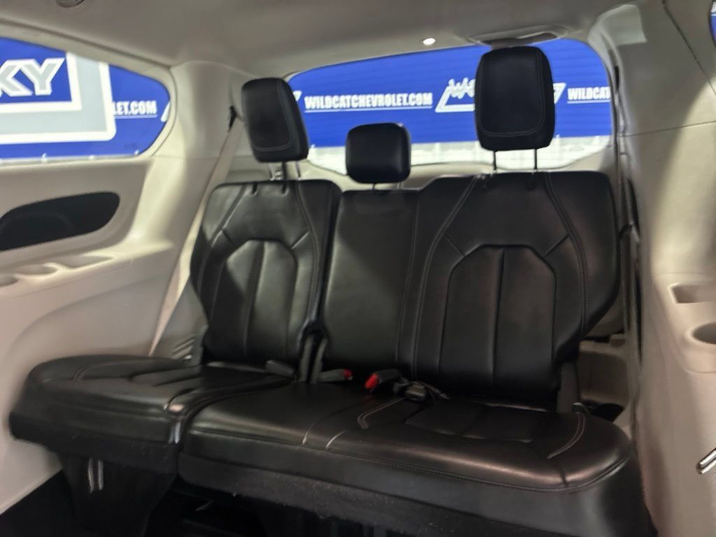 Used 2023 Chrysler Pacifica Touring-L FWD image 30