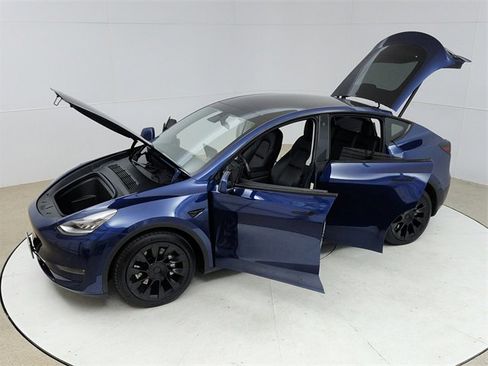 Used 2021 Tesla Model Y Long Range image 22