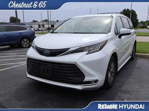 Used 2022 Toyota Sienna XLE w/ XLE Plus Package FWD image 10
