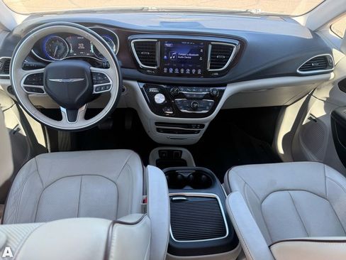 Used 2017 Chrysler Pacifica Limited image 28