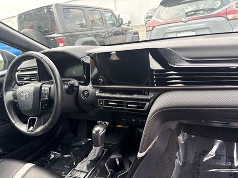 Used 2025 Toyota Camry SE FWD image 9