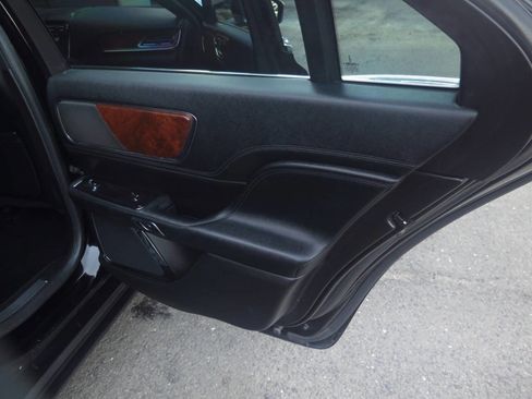 Used 2017 Lincoln Continental Premiere image 18