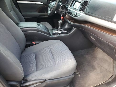 Used 2019 Toyota Highlander LE FWD image 39