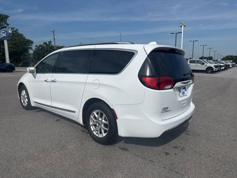 Used 2020 Chrysler Pacifica Touring-L FWD image 5