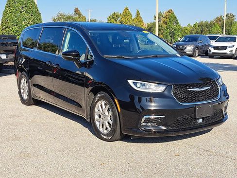 Used 2024 Chrysler Pacifica Touring-L image 2
