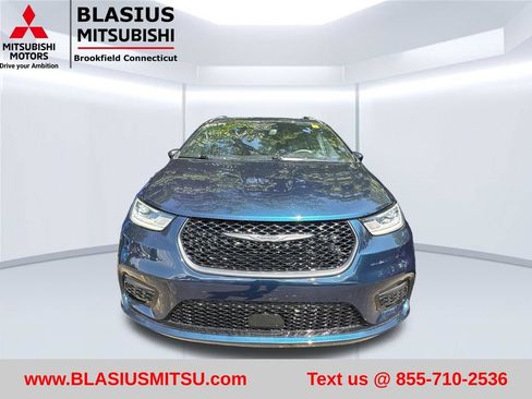 Used 2023 Chrysler Pacifica Limited w/ S Appearance Package FWD image 4