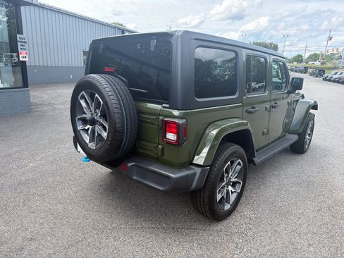 Used 2024 Jeep Wrangler Unlimited w/ Convenience Group AWD/4WD image 8