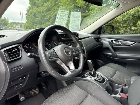 Used 2018 Nissan Rogue SV image 11