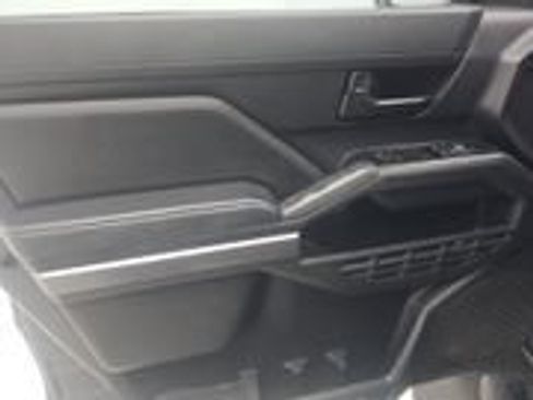 Used 2025 Toyota Tacoma SR5 AWD/4WD image 9
