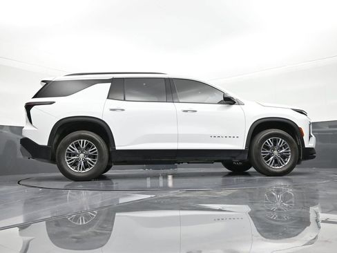 Used 2025 Chevrolet Traverse LT FWD image 25