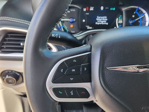 Used 2022 Chrysler Pacifica Touring-L w/ Uconnect Theater Family Group image 15