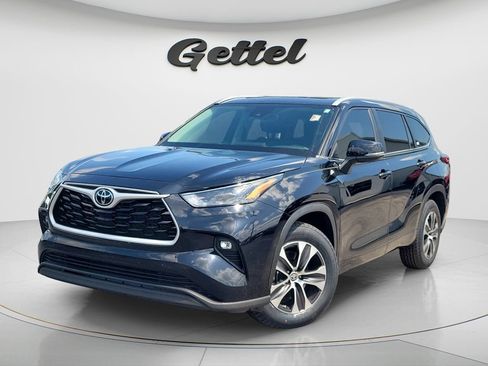 Used 2023 Toyota Highlander XLE FWD image 1